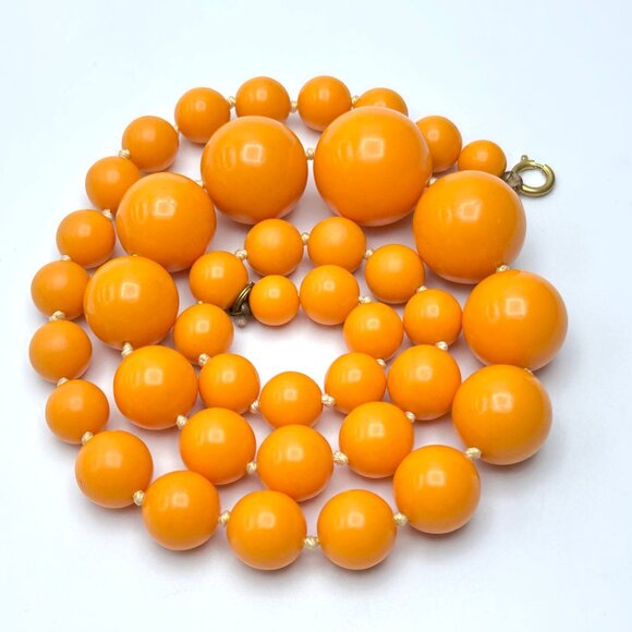 Vintage Rockabilly – Orange Lucite Graduated Bead Necklace 25.5" — MCM 1950s—GUC - Picture 4 of 8